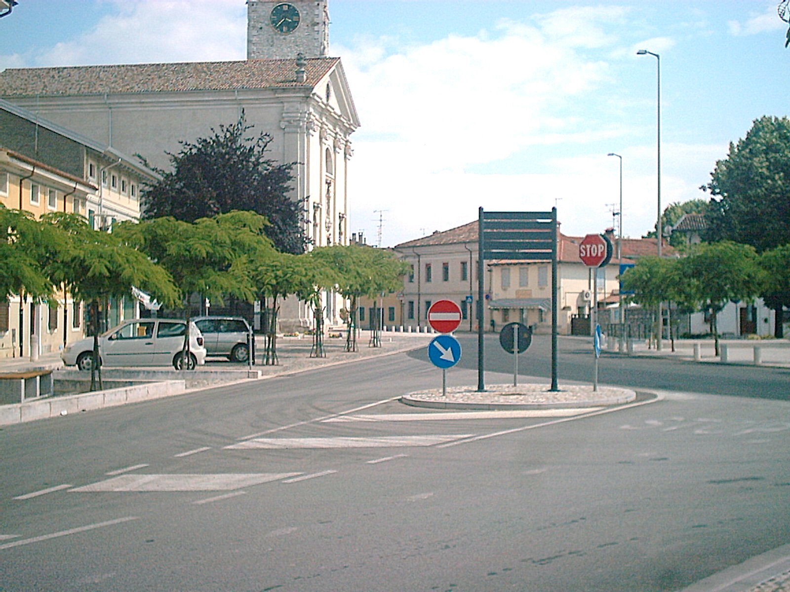 PIAZZA CANDUSSI CON LA CHIESA